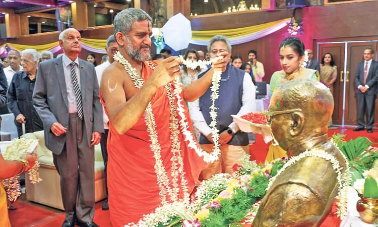 ಡಾ| ಪೈಯವರಿಂದ ಜಗದ ಕಣ್ಣು ಮಣಿಪಾಲದತ್ತ: ಪೇಜಾವರ ಶ್ರೀ