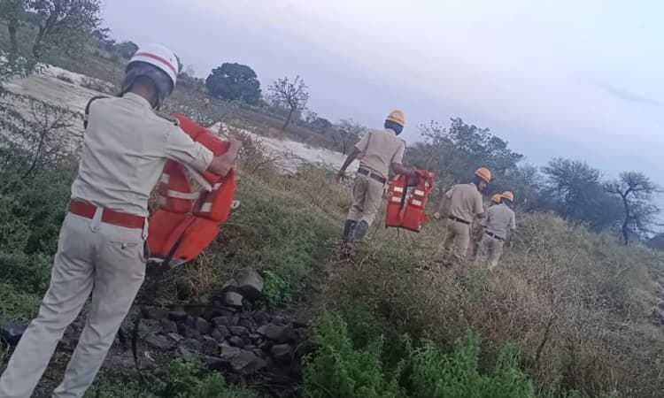 ನೀರಿನಲ್ಲಿ ಕೊಚ್ಚಿಹೋದ ತಾಯಿ ಮತ್ತು ಇಬ್ಬರು ಮಕ್ಕಳು: ರಕ್ಷಣಾ ತಂಡದಿಂದ ಶೋಧ ಕಾರ್ಯ