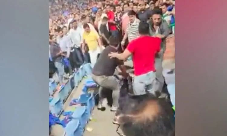 ಡೆಲ್ಲಿ – ಹೈದರಾಬಾದ್ ಪಂದ್ಯದ ವೇಳೆ ಹೊಡೆದಾಡಿಕೊಂಡ ಅಭಿಮಾನಿಗಳು: ವಿಡಿಯೋ ವೈರಲ್