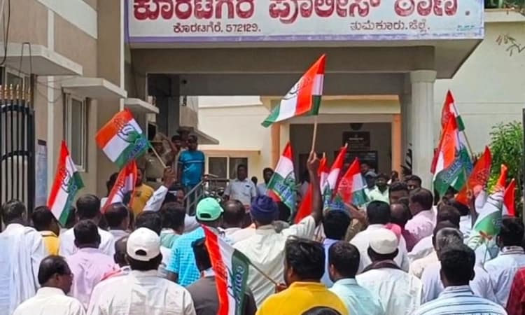 ಪರಮೇಶ್ವರ್ ತಲೆಗೆ ಕಲ್ಲು :ಕೊರಟಗೆರೆ ಠಾಣೆಗೆ ಮುತ್ತಿಗೆ ಹಾಕಿ ಪ್ರತಿಭಟನೆ