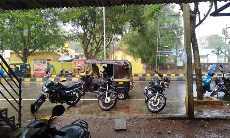 ಹುಣಸೂರು ನಗರದಲ್ಲಿ ಬಿದ್ದ ಅಲ್ಪ ಮಳೆ: ಕೊಂಚ ತಣ್ಣಗಾದ ಇಳೆ