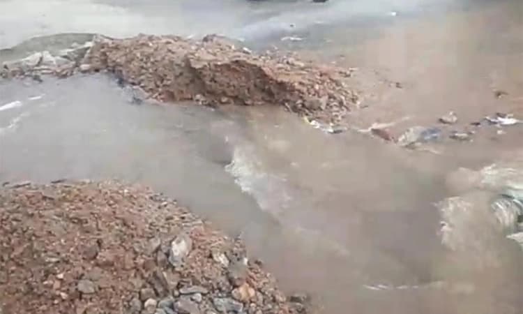 Gangavathi :ಕುಡಿಯುವ ನೀರಿನ ಪೈಪ್ ಒಡೆದು ಅಪಾರ ಪ್ರಮಾಣದ ನೀರು ಪೋಲು