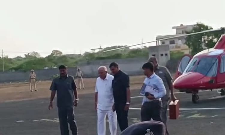 ಕಲಬುರ್ಗಿಯಲ್ಲಿ ಭಾರಿ ಗಾಳಿಮಳೆ: ಕಾಪ್ಟರ್ ಬಿಟ್ಟು ರಸ್ತೆ ಮಾರ್ಗವಾಗಿ ಸಾಗಿದ ಬಿಎಸ್ ವೈ