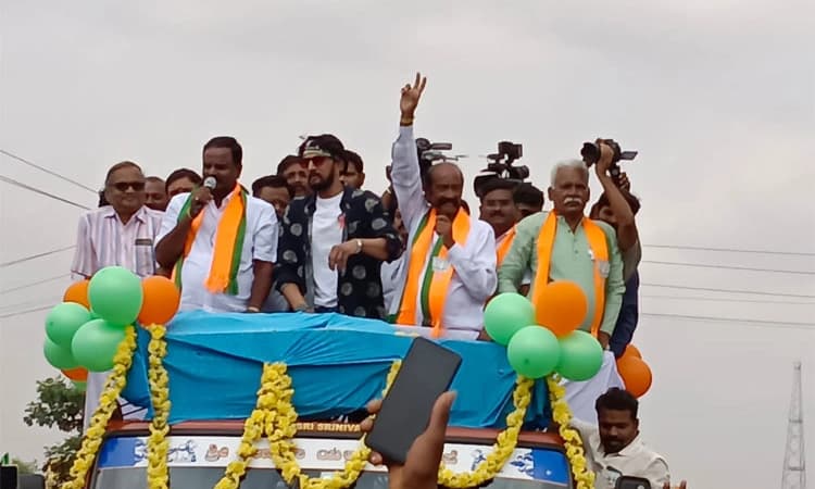 Kichcha Sudeep: ಬಿಜೆಪಿ ಪರ ಮೊಳಕಾಲ್ಮೂರಿನಲ್ಲಿ ಕಿಚ್ಚ ಸುದೀಪ್ ರೋಡ್ ಶೋ