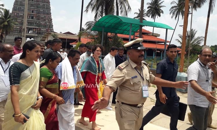 ಶೃಂಗೇರಿ ಶ್ರೀಶಾರದಾ ಪೀಠಕ್ಕೆ ಭೇಟಿ ನೀಡಿದ ಪ್ರಿಯಾಂಕಾ ಗಾಂಧಿ