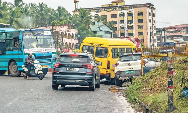 Udupi: ಸಂತೆಕಟ್ಟೆ ರಸ್ತೆ ಕಥೆ ವ್ಯಥೆ; ಈ ಸರ್ವೀಸ್‌ ರಸ್ತೆಗಳೆಂಬ ನಿತ್ಯ ತಮಾಷೆ !