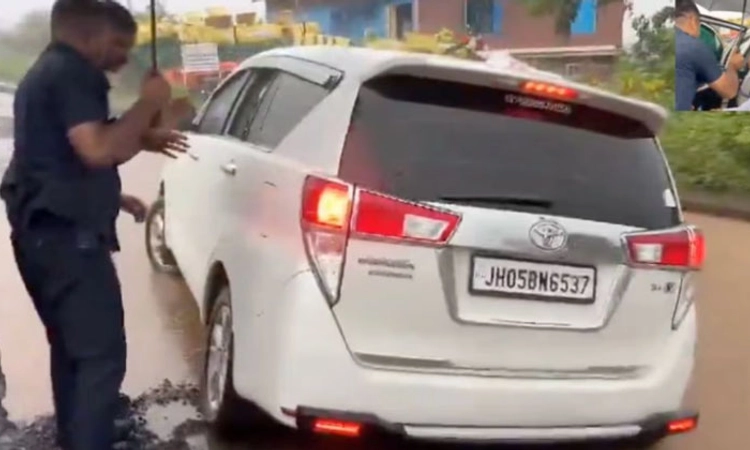 Union Minister ಶಿವರಾಜ್ ಸಿಂಗ್ ಚೌಹಾಣ್ ಕಾರು ರಸ್ತೆ ಗುಂಡಿಯಲ್ಲಿ ಸಿಲುಕಿ ಪರದಾಟ!