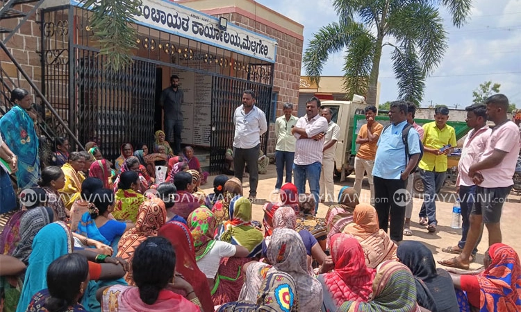 Mudhol: ಸಮಸ್ಯೆ ಆಲಿಸಲು ಬಂದ ಅಧಿಕಾರಿಗಳ ದರ್ಪದ ನಡೆಗೆ ಗ್ರಾಮಸ್ಥರ ಆಕ್ರೋಶ