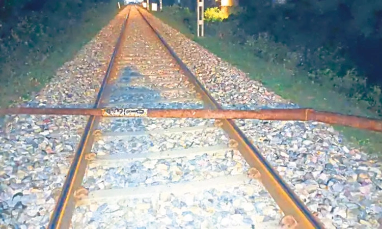 Train ಹಳಿಯ ಮೇಲೆ ರಾಡ್‌: ಹಳಿ ತಪ್ಪಿಸಲು ಮತ್ತೆ ಯತ್ನ, ತಪ್ಪಿದ ಅನಾಹುತ