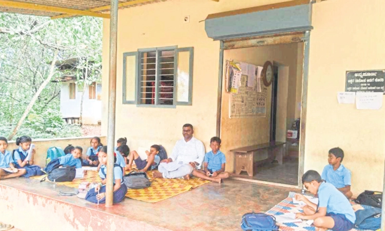 Aranthodu: ದೊಡ್ಡೇರಿ ಶಾಲೆ ಮಕ್ಕಳಿಗೆ ಅಕ್ಷರ ದಾಸೋಹ ಕಟ್ಟಡದ ಜಗಲಿಯೇ ಕ್ಲಾಸ್‌ರೂಮ್‌!