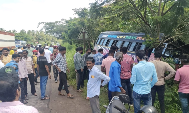 Kaup: ಚಾಲಕನ ನಿಯಂತ್ರಣ ತಪ್ಪಿ ಮರಕ್ಕೆ ಡಿಕ್ಕಿ ಹೊಡೆದ ಬಸ್… ಪ್ರಯಾಣಿಕರು ಅಪಾಯದಿಂದ ಪಾರು