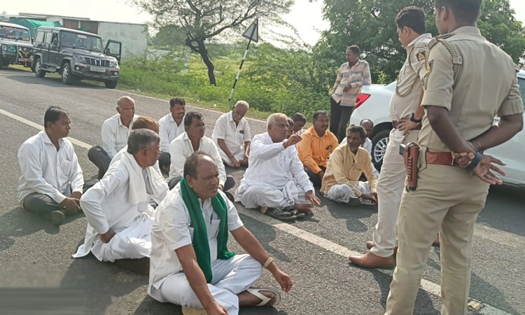 ಸಕ್ಕರೆ ಕಾರ್ಖಾನೆ ಆರಂಭಕ್ಕೆ ಒತ್ತಾಯಿಸಲು ಸಿಎಂ ಬಳಿ ಬರುತ್ತಿದ್ದ ರೈತರಿಗೆ ಪೊಲೀಸ್ ಬ್ರೇಕ್