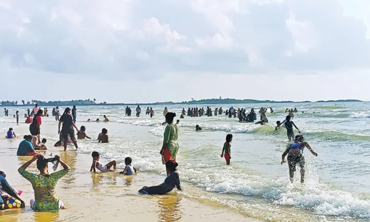 Holiday: ಮಲ್ಪೆ ಬೀಚ್‌ನಲ್ಲಿ ಜನಸಂದಣಿ; ತಡೆಬೇಲಿ ದಾಟಿ ನೀರಿನಾಟದಲ್ಲಿ ನಿರತ ಪ್ರವಾಸಿಗರು