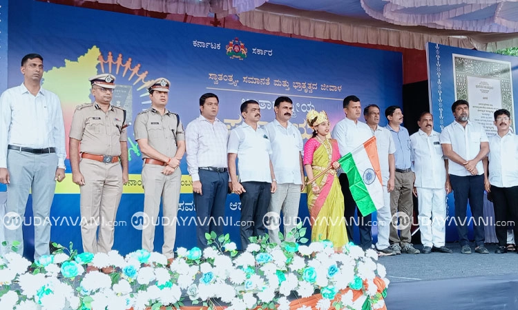 Mangaluru: ಅಂತಾರಾಷ್ಟ್ರೀಯ ಪ್ರಜಾಪ್ರಭುತ್ವ ದಿನಾಚರಣೆಯ ಮಾನವ ಸರಪಳಿ ಕಾರ್ಯಕ್ರಮಕ್ಕೆ ಚಾಲನೆ