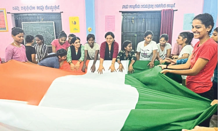 Democracy Day: ಮಾನವ ಸರಪಳಿಯಲ್ಲಿ ಒಂದು ಕಿ. ಮೀ. ಉದ್ದದ ಧ್ವಜ