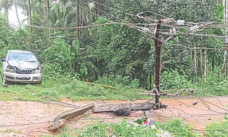 Bajpe-Kateel State Highway:  ಕಾರು ಢಿಕ್ಕಿ : 6 ವಿದ್ಯುತ್‌ ಕಂಬಗಳಿಗೆ ಹಾನಿ