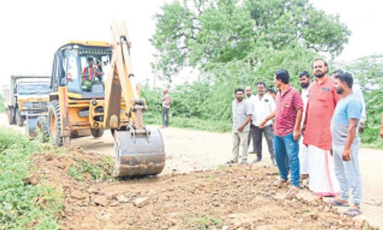 ಕೊಪ್ಪಳ: ರೋಸಿ ಹೋದ ಗ್ರಾಮಸ್ಥರು- ಡಿಜೆಗೆ ಕೊಡುವ ಹಣದಲ್ಲಿ ರಸ್ತೆ ದುರಸ್ತಿ!