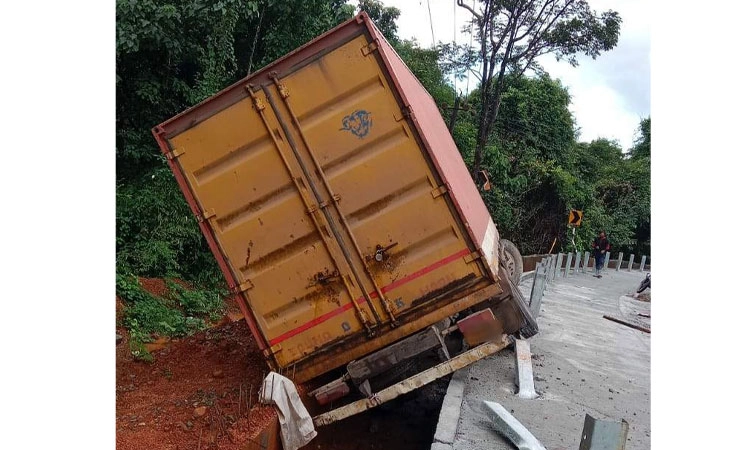 Uppinangady: ಚಾಲಕನ ನಿಯಂತ್ರಣ ತಪ್ಪಿ ಚರಂಡಿಗೆ ಬಿದ್ದ ಕಂಟೈನರ್