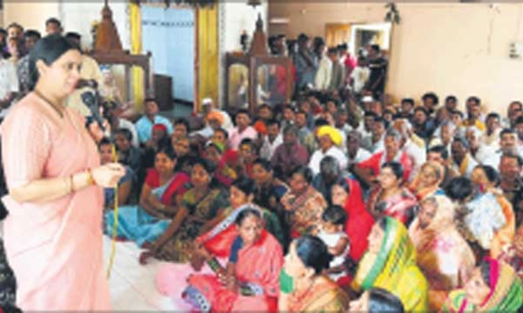 ಬೆಳಗಾವಿ: ಸಚಿವೆ ಲಕ್ಷ್ಮೀ ಹೆಬ್ಬಾಳಕರ ನಡೆ ಹಳ್ಳಿ ಕಡೆಗೆ