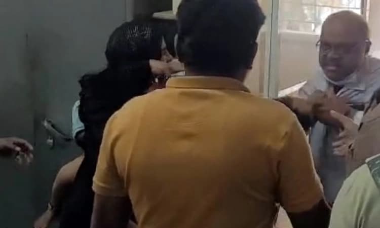 Chikkamagaluru: ವೈದ್ಯರ ಮೇಲೆ ಮಹಿಳೆ ಹಲ್ಲೆ.. ಘಟನೆ ಖಂಡಿಸಿ ಓಪಿಡಿ ಬಂದ್ ಮಾಡಿದ ಸಿಬ್ಬಂದಿ