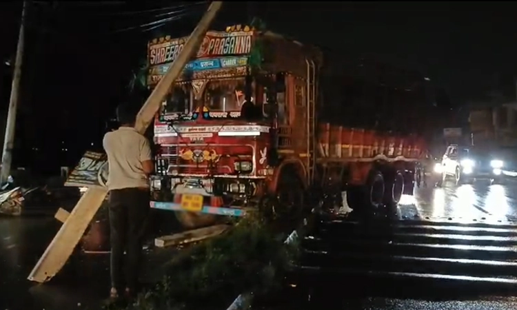Heavy Rain: ಮಳೆಗೆ ರಸ್ತೆ ಕಾಣದೆ ವಿದ್ಯುತ್ ಕಂಬಕ್ಕೆ ಡಿಕ್ಕಿ ಹೊಡೆದ ಲಾರಿ, ತಪ್ಪಿದ ಅನಾಹುತ