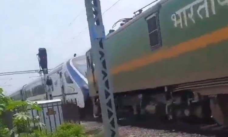 Train; ಕೆಟ್ಟು ನಿಂತ ‘ವಂದೇ ಭಾರತ್‌’ ಎಳೆದು ತಂದ ಗೂಡ್ಸ್‌ ರೈಲಿನ ಎಂಜಿನ್‌!