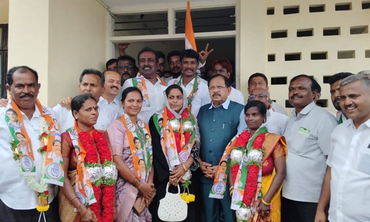 Koratagere ಪ.ಪಂ ಕೈ ಮೇಲುಗೈ: ಮೂವರು ಜೆಡಿಎಸ್ ಸದಸ್ಯರು ಕಾಂಗ್ರೆಸ್ ಸೇರ್ಪಡೆ
