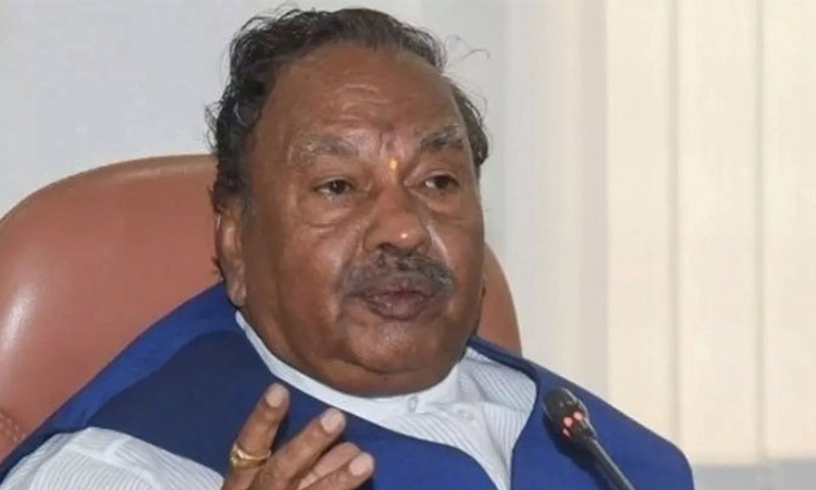 Eshwarappa ಏನೂ ಗೊತ್ತಿಲ್ಲದ ಸಿದ್ದು ಪತ್ನಿ ಹೆಸರು ಥಳಕು ಹಾಕಿಕೊಂಡಿದ್ದಕ್ಕೆ ನೋವಾಗಿದೆ