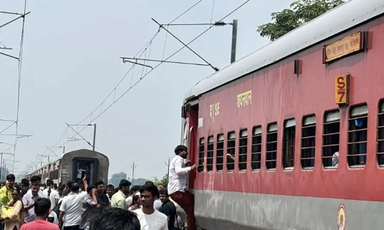Train ಚಲಿಸುವಾಗ ಕೊಂಡಿ ತುಂಡು: ಬೇರ್ಪಟ್ಟ ಬೋಗಿ