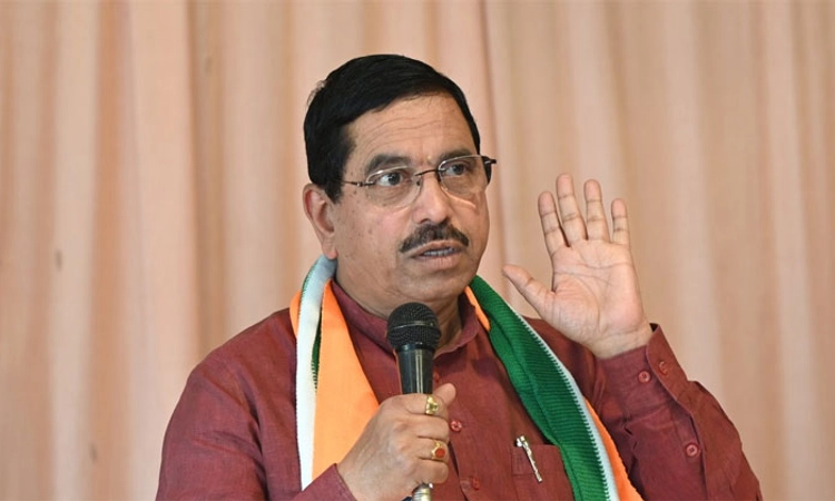 Hubli; ಪ್ರಹ್ಲಾದ ಜೋಶಿ ನಿವಾಸದೆದುರು ರೈತ ಹೋರಾಟಗಾರ ಆಕ್ರೋಶ