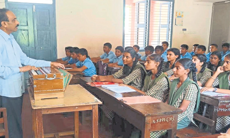 Karkala: ಈ ಶಿಕ್ಷಕರಿಗೆ ಎರಡೂ ಕಣ್ಣಿಲ್ಲ, ಸಂಗೀತವೇ ಎಲ್ಲ!