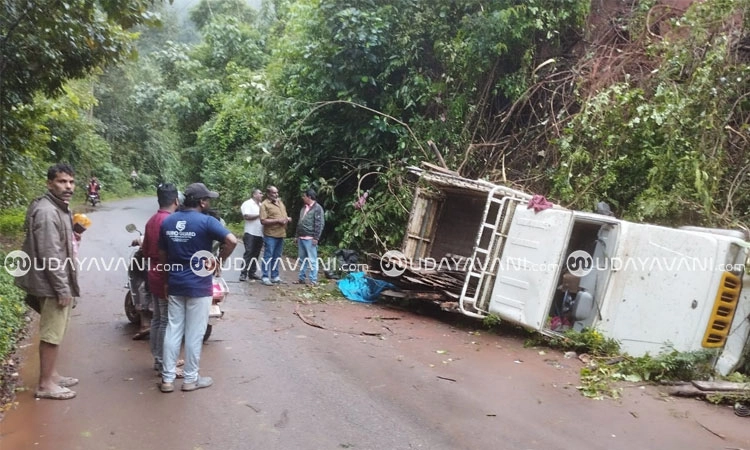 Chikkamagaluru: ಸ್ಕಿಡ್ ಆಗಿ 20 ಅಡಿ ಎತ್ತರಿಂದ ಕೆಳಗೆ ಬಿದ್ದ ಗೂಡ್ಸ್ ವಾಹನ