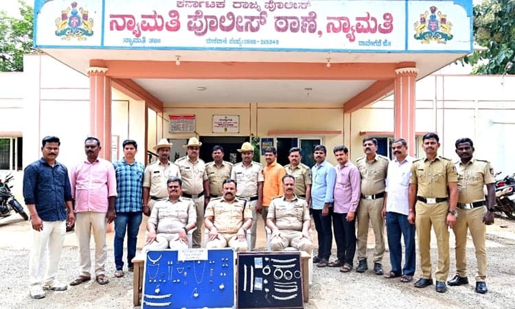 Nyamathi ಪಟ್ಟಣದ ಹಲವೆಡೆ ಸರಣಿ ಕಳ್ಳತನ; ನಾಲ್ವರಲ್ಲಿ ಇಬ್ಬರು ಆರೋಪಿಗಳ ಬಂಧನ, ಸ್ವತ್ತು ವಶ