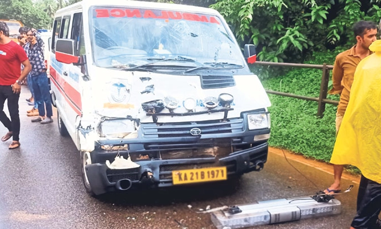 Puttur ಆಂಬ್ಯುಲೆನ್ಸ್- ಕಂಟೈನರ್ ಮಧ್ಯೆ ಅಪಘಾತ; ಮಗು ಸಹಿತ ಐದು ಮಂದಿಗೆ ಗಾಯ