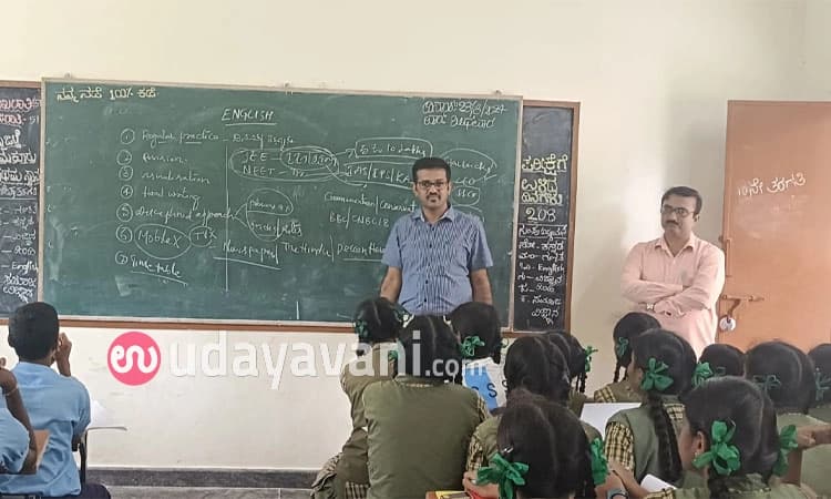 Kunigal: ಎಸ್ಸೆಸ್ಸೆಲ್ಸಿ ವಿದ್ಯಾರ್ಥಿಗಳಿಗೆ ಪಾಠ ಮಾಡಿ ಗಮನ ಸೆಳೆದ ತಾ.ಪಂ ಇಓ 