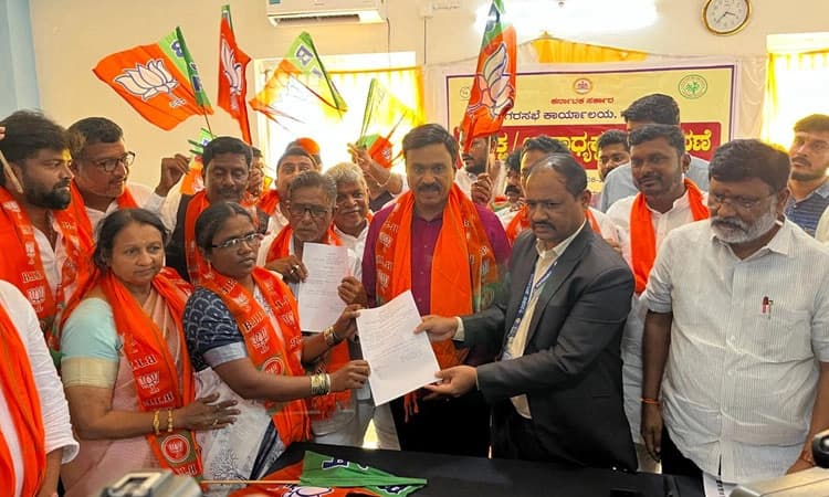 Gangavathi: ನಗರಸಭೆಯಲ್ಲಿ ಬಹುಮತವಿದ್ದರೂ &#8220;ಕೈ&#8221;ಯಿಂದ ತಪ್ಪಿದ ಅಧಿಕಾರ, ಬಿಜೆಪಿಗೆ ಅದೃಷ್ಟ