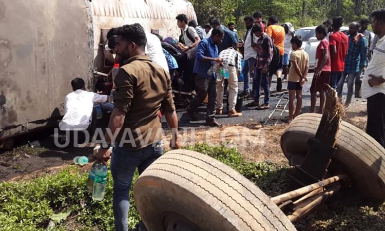 ಉಪ್ಪಿನಂಗಡಿ:ಮಗುಚಿಬಿದ್ದ ಡೀಸೆಲ್ ಟ್ಯಾಂಕರ್; ಬಿಟ್ಟಿ ಡೀಸೆಲ್ ಗೆ ನೂಕುನುಗ್ಗಲು,ಲಾಠಿ ಪ್ರಹಾರ