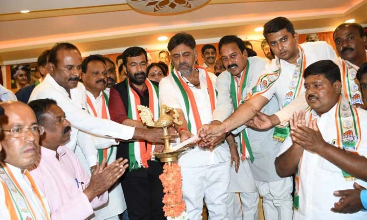 ಡಿಜೆ ಹಳ್ಳಿ ಗಲಭೆಯ ಆರೋಪಿಯ ಜೊತೆಗೆ ವೇದಿಕೆ ಹಂಚಿಕೊಂಡ ಡಿಕೆ ಶಿವಕುಮಾರ್