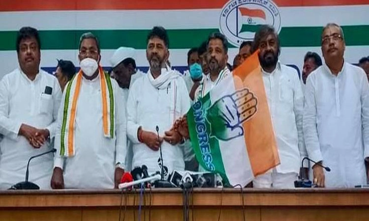 ಜೆಡಿಎಸ್ ತೊರೆದು ಕಾಂಗ್ರೆಸ್ ಸೇರ್ಪಡೆಯಾದ ಮನಗೂಳಿ ಅಶೋಕ