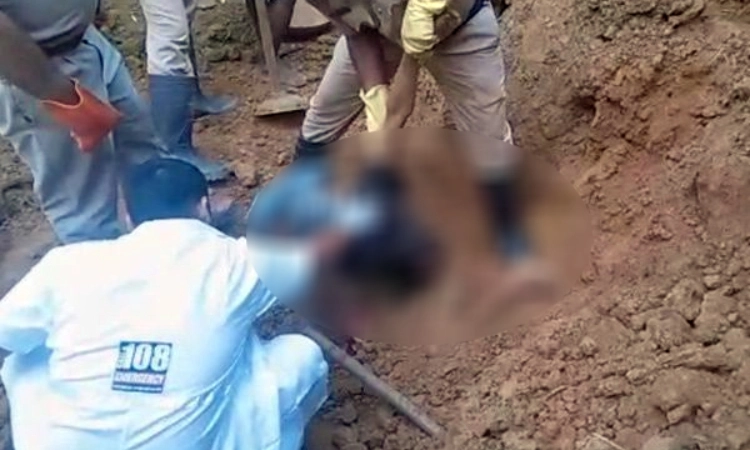 ಯಲ್ಲಾಪುರ : ಕೆಲಸ ಮಾಡುತ್ತಿದ್ದ ವೇಳೆ ಮಣ್ಣು ಕುಸಿದು ನಾಲ್ವರ ಸಾವು
