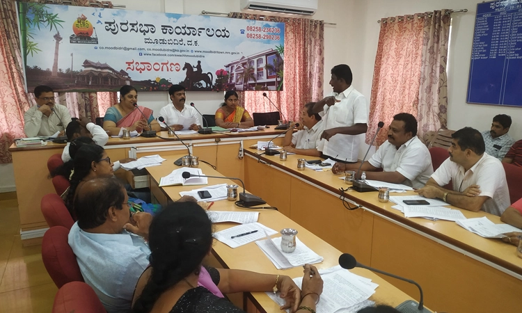 ಮೂಡುಬಿದಿರೆ ಪುರಸಭೆ : 30.36 ಲಕ್ಷ ರೂ.ಗಳ ಮಿಗತೆ ಬಜೆಟ್‌ ಮಂಡಿಸಿದ ಮುಖ್ಯಾಧಿಕಾರಿ