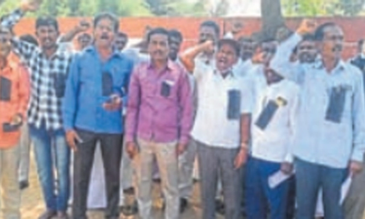 ಹೋರಾಟಕ್ಕೆ 100 ದಿನ: ಕಪ್ಪುಪಟ್ಟಿ ಧರಿಸಿ ಆಕ್ರೋಶ