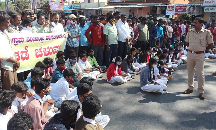 ಅವೈಜ್ಞಾನಿಕ ರಸ್ತೆ ವಿಭಜಕ ತೆರವಿಗೆ ಗ್ರಾಮಸ್ಥರ ಆಗ್ರಹ