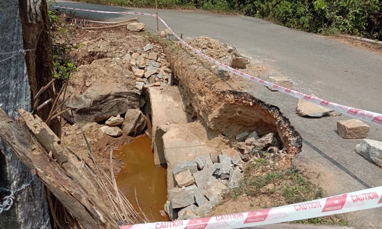 ಶಿರ್ಲಾಲು ಕುಕ್ಕುಜೆಬೈಲು: ಮೋರಿ ಕುಸಿತ ; ವಾಹನ ಸವಾರರಿಗೆ ಸಂಕಷ್ಟ