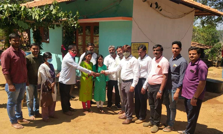 ಅನಾಥೆಯರಿಗೆ ಮನೆ ಕಟ್ಟಿಸಿಕೊಟ್ಟು ಮಾದರಿ