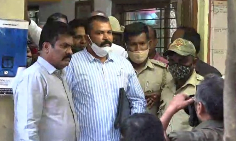 ದಿನೇಶ್‌ ಕಲ್ಲಹಳ್ಳಿ ದಿಢೀರ್‌ ಠಾಣೆಗೆ ಹಾಜರು : ವಿಚಾರಣೆ ವೇಳೆ ಸಂತ್ರಸ್ತೆಯ ಪರಿಚಯವಿಲ್ಲವೆಂದ