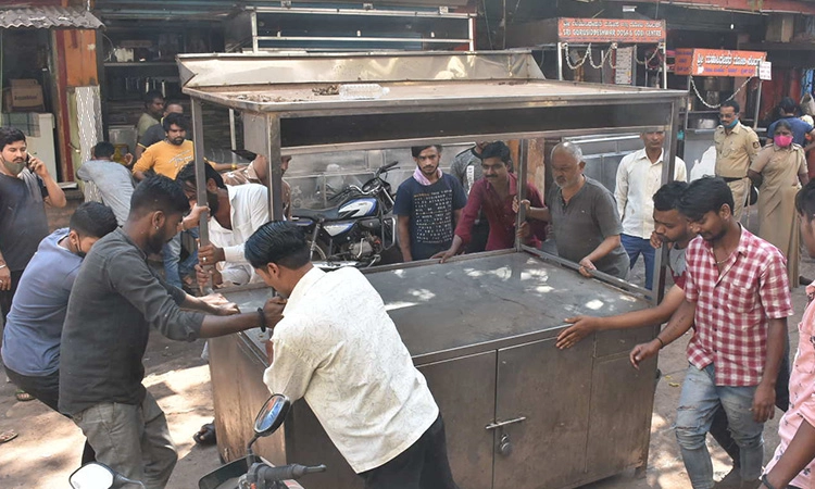 ಪಾಲಿಕೆಯಿಂದ ಅನಧಿಕೃತ ಡಬ್ಬಾ ಅಂಗಡಿ ತೆರವು