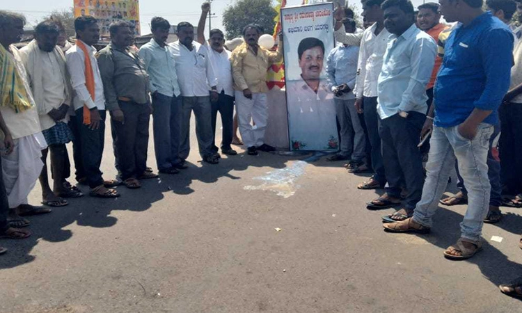 ಮುಂದುವರಿದ ರಮೇಶ ಬೆಂಬಲಿಗರ ಆಕ್ರೋಶ !