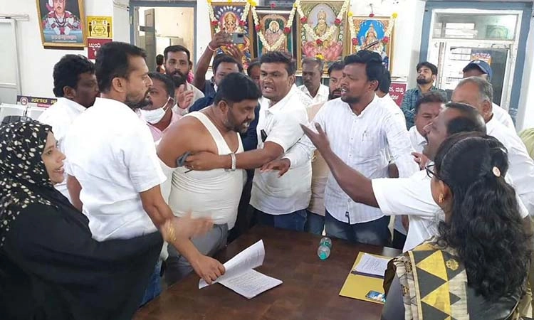 ಗೊಂದಲದ ಗೂಡಾದ ನಗರಸಭೆ ತುರ್ತು ಸಭೆ