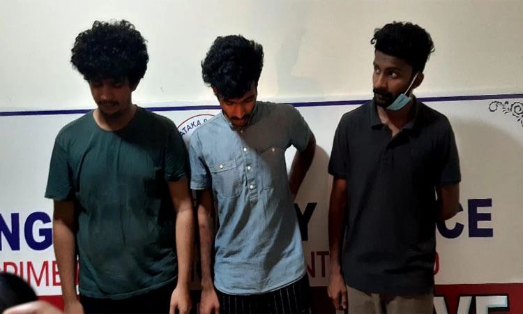 ಗಡ್ಡ, ಮೀಸೆ ಬೋಳಿಸುವಂತೆ ರ್ಯಾಗಿಂಗ್ : ಆರೋಪಿಗಳ ಬಂಧನ